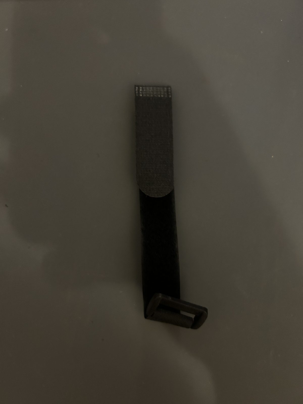 Scratch attache câbles